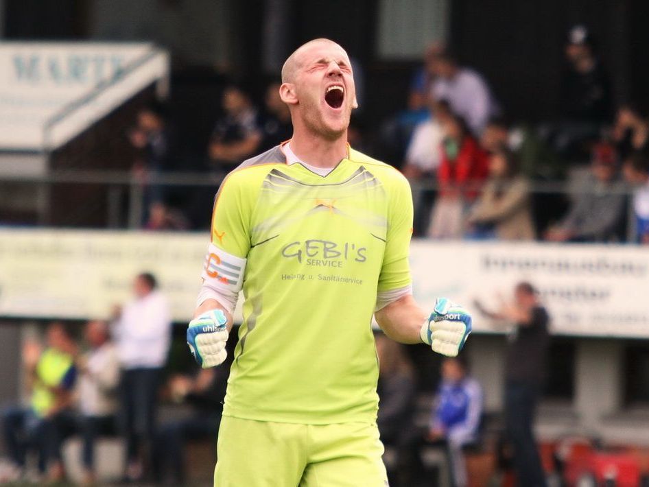Röthis-Goalie Marcello Domig freut sich über das Schützenfest und den Ligaverbleib. Röthis-Goalie Marcello Domig freut sich über das Schützenfest und den Ligaverbleib.