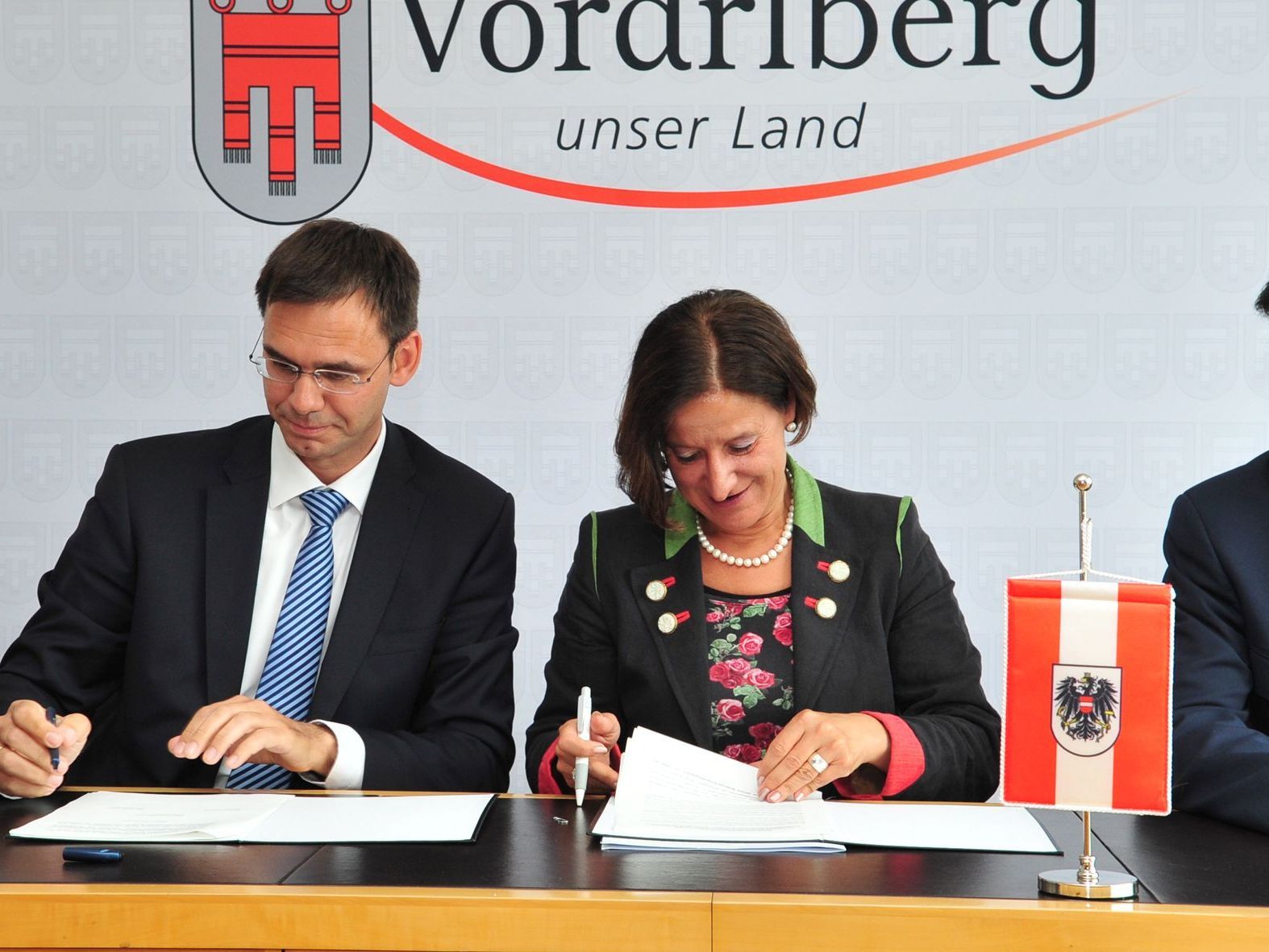 Bund und Land bekennen sich zu Investitionen in die Sicherheit. Bund und Land bekennen sich zu Investitionen in die Sicherheit.