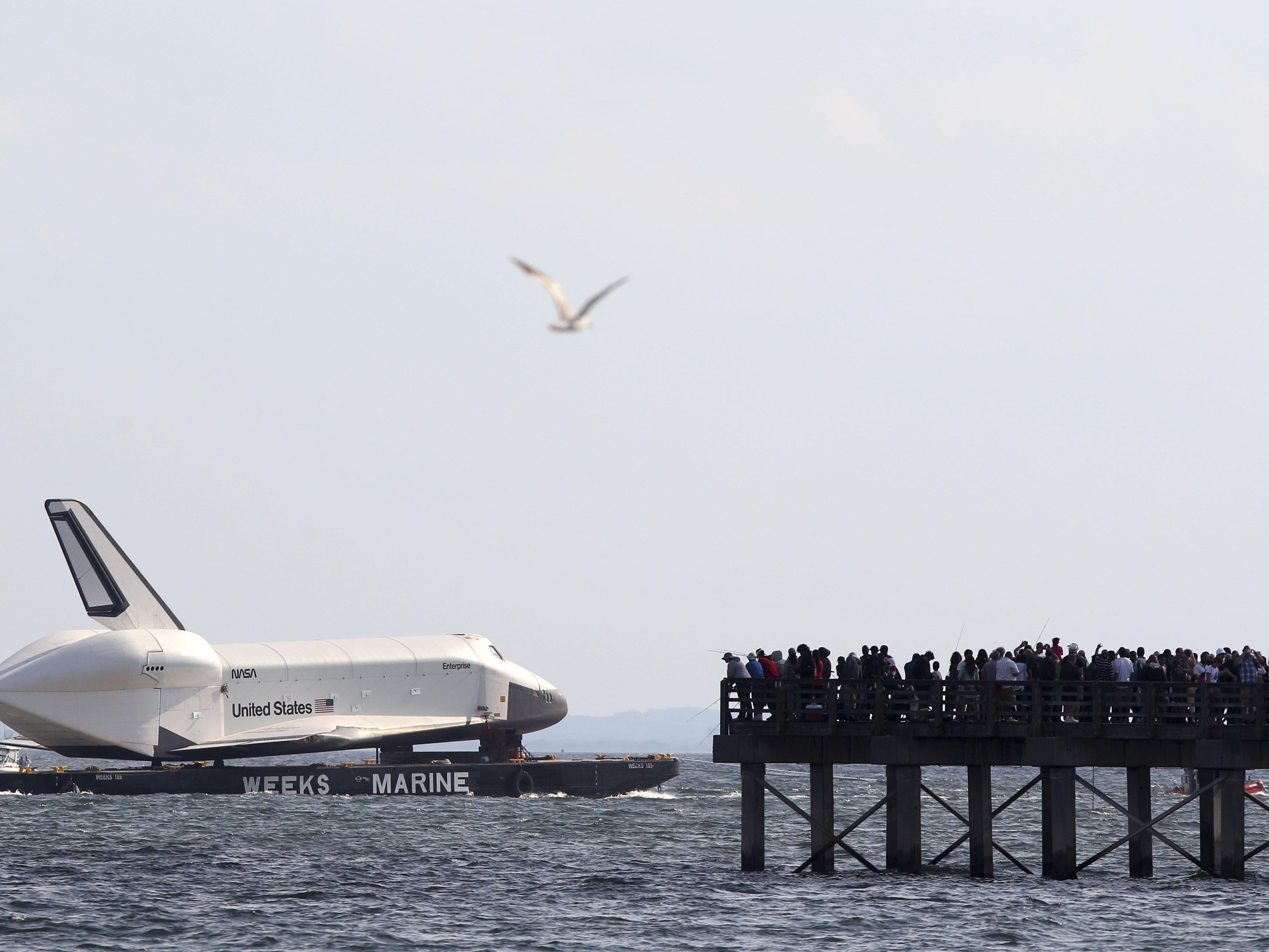 Nicht alltäglich: Das Space-Shuttle "Enterprise" schippert über den Hudson.