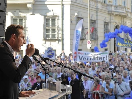 H.C. Strache äußerte bei der Protestkundgebung am Ballhausplatz seinen Unmut in Sachen ESM H.C. Strache äußerte bei der Protestkundgebung am Ballhausplatz seinen Unmut in Sachen ESM