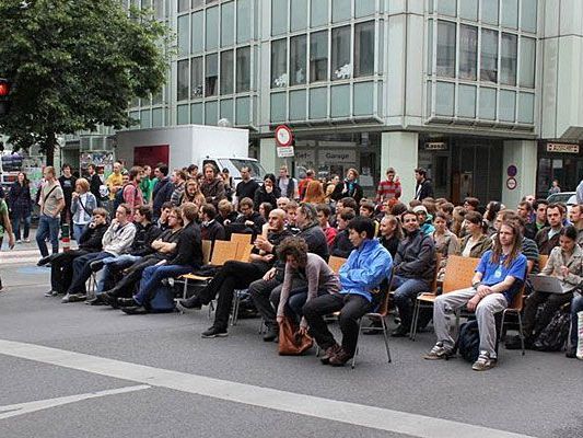So sieht es aus, wenn sich TU-Studenten zur Street Lecture versammeln So sieht es aus, wenn sich TU-Studenten zur Street Lecture versammeln