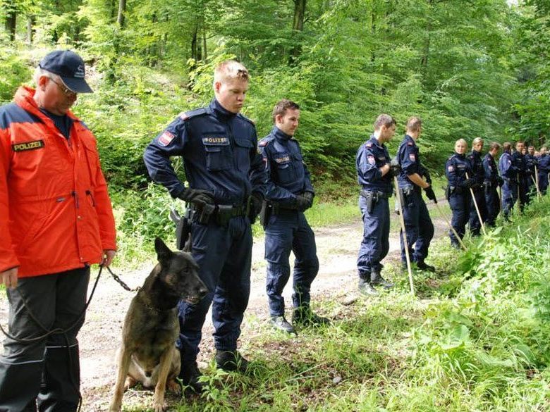 Polizisten und Spürhunde durchkämmten auf der Suche nach der Leiche von Heidrun W. den Wald Polizisten und Spürhunde durchkämmten auf der Suche nach der Leiche von Heidrun W. den Wald