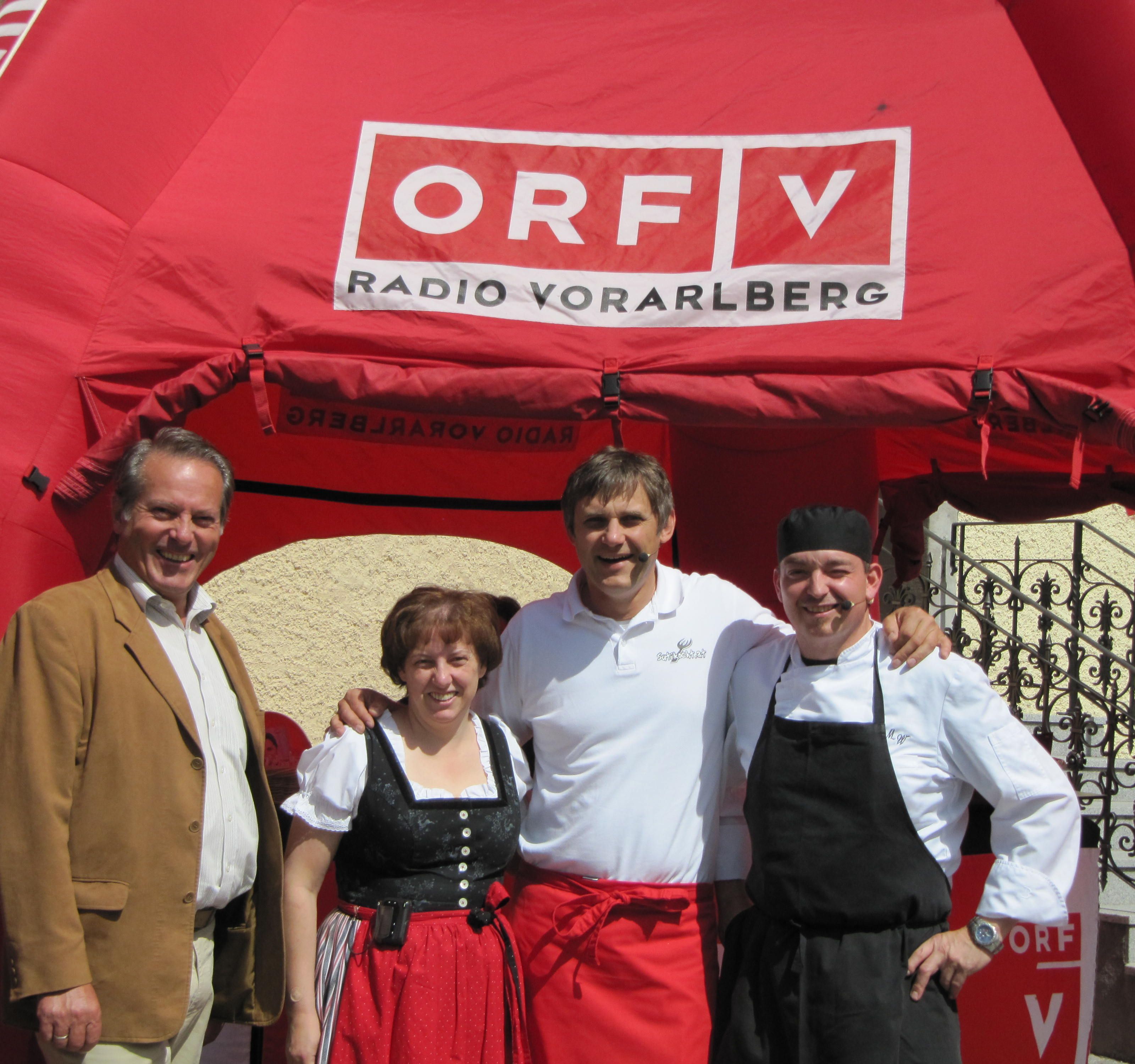 Bgm. Karl Hueber mit Stv. Heike Ladurner freuen sich mit Christian Suter und Markus Wurzel über den gelungenen Anlaß. Bgm. Karl Hueber mit Stv. Heike Ladurner freuen sich mit Christian Suter und Markus Wurzel über den gelungenen Anlaß.