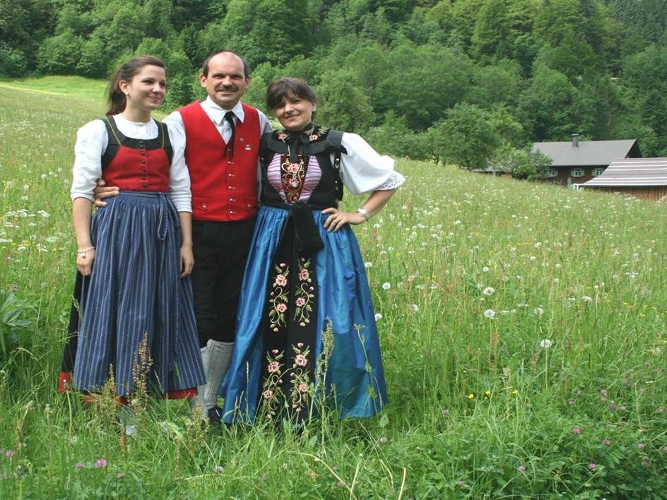 Die Trachtengruppe Silbertal präsentiert sich mit Freude beim Tag der Tracht. Die Trachtengruppe Silbertal präsentiert sich mit Freude beim Tag der Tracht.