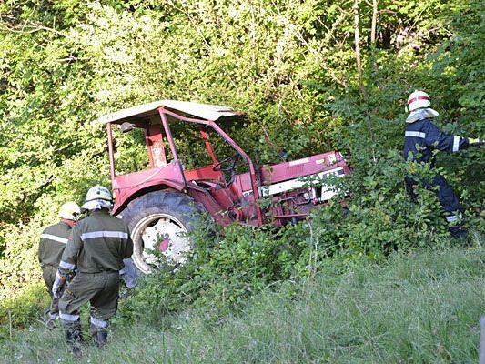 Die Feuerwehr beim Bergen des in Neunkirchen verunglückten Traktors