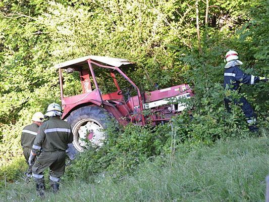 Die Feuerwehr beim Bergen des in Neunkirchen verunglückten Traktors