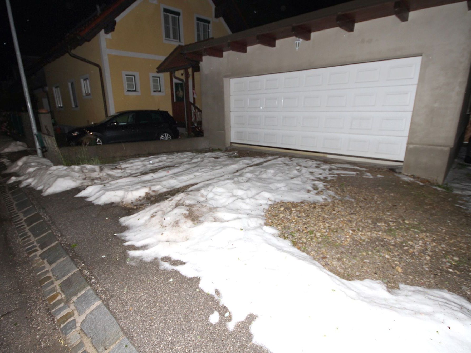 Schnee- und Hagelbedeckte Ausfahrt in St. Pölten.