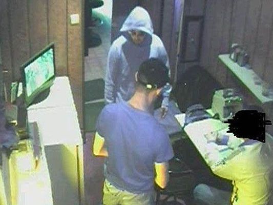Die beiden Unbekannten beim Überfall auf das Wettbüro in Hernals Die beiden Unbekannten beim Überfall auf das Wettbüro in Hernals