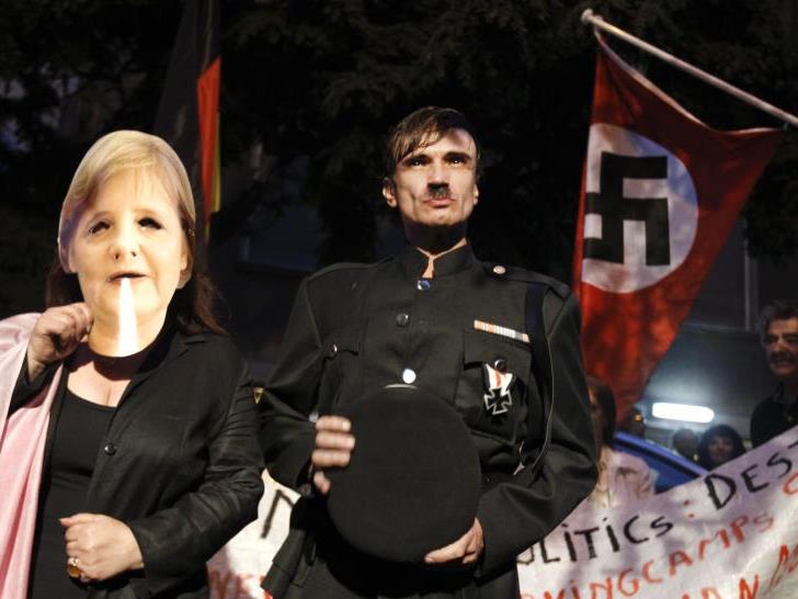 Merkel schon des öfteren von Griechen mit Hitler verglichen