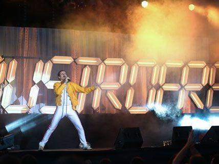 Kult-Star Austrofred gab am Samstag auf der FM4-Bühne beim Donauinselfest alles. Kult-Star Austrofred gab am Samstag auf der FM4-Bühne beim Donauinselfest alles.