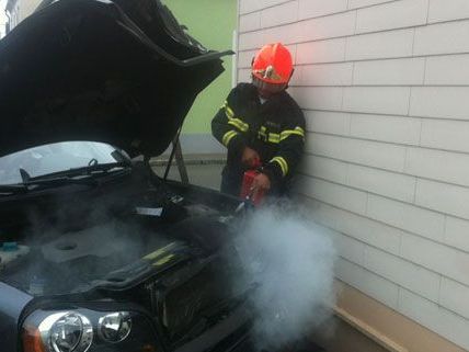 Nach dem Unfall im Bezirk Neunkirchen fing der Wagen bei der Bergung Feuer. Nach dem Unfall im Bezirk Neunkirchen fing der Wagen bei der Bergung Feuer.