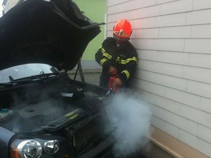 Nach dem Unfall im Bezirk Neunkirchen fing der Wagen bei der Bergung Feuer.