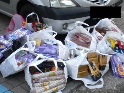 Nach der Verhaftung der beiden Ladendiebe im Bezirk Wien-Umgebung wurden zehn Sackerln mit Diebesgut sichergestellt.