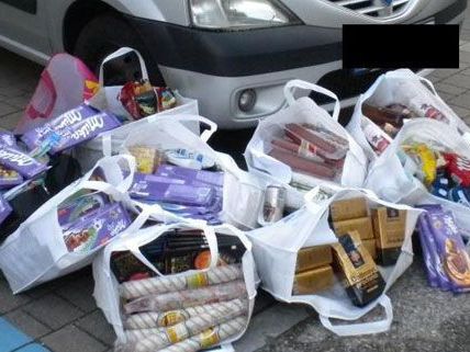 Nach der Verhaftung der beiden Ladendiebe im Bezirk Wien-Umgebung wurden zehn Sackerln mit Diebesgut sichergestellt. Nach der Verhaftung der beiden Ladendiebe im Bezirk Wien-Umgebung wurden zehn Sackerln mit Diebesgut sichergestellt.