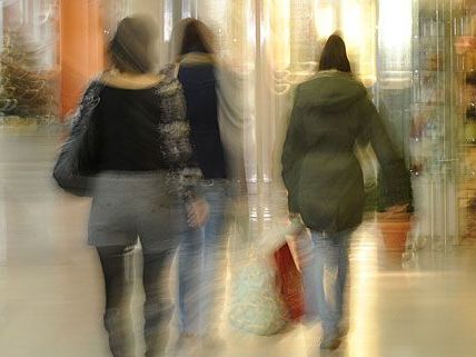 In mehreren Einkaufszentren hatte die 21-Jährige am Wochenende bereits Diebstähle begangen, als sie in Parndorf erwischt wurde. In mehreren Einkaufszentren hatte die 21-Jährige am Wochenende bereits Diebstähle begangen, als sie in Parndorf erwischt wurde.