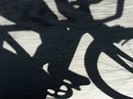 Der genaue Hergang des Unfalls, bei dem am Montag ein Fahrradfahrer lebensgefährlich verletzt wurde, wurd derzeit untersucht. Der genaue Hergang des Unfalls, bei dem am Montag ein Fahrradfahrer lebensgefährlich verletzt wurde, wurd derzeit untersucht.