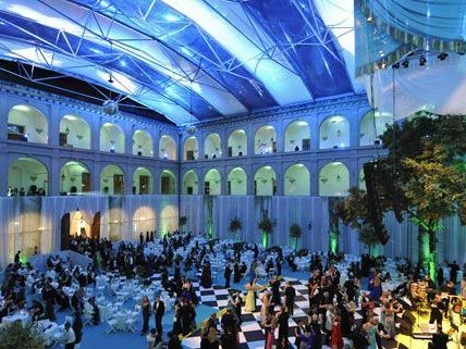 Mit etwas Glück gewinnen Sie Karten und können beim Sommerball am 29. Juni dabei sein. Mit etwas Glück gewinnen Sie Karten und können beim Sommerball am 29. Juni dabei sein.