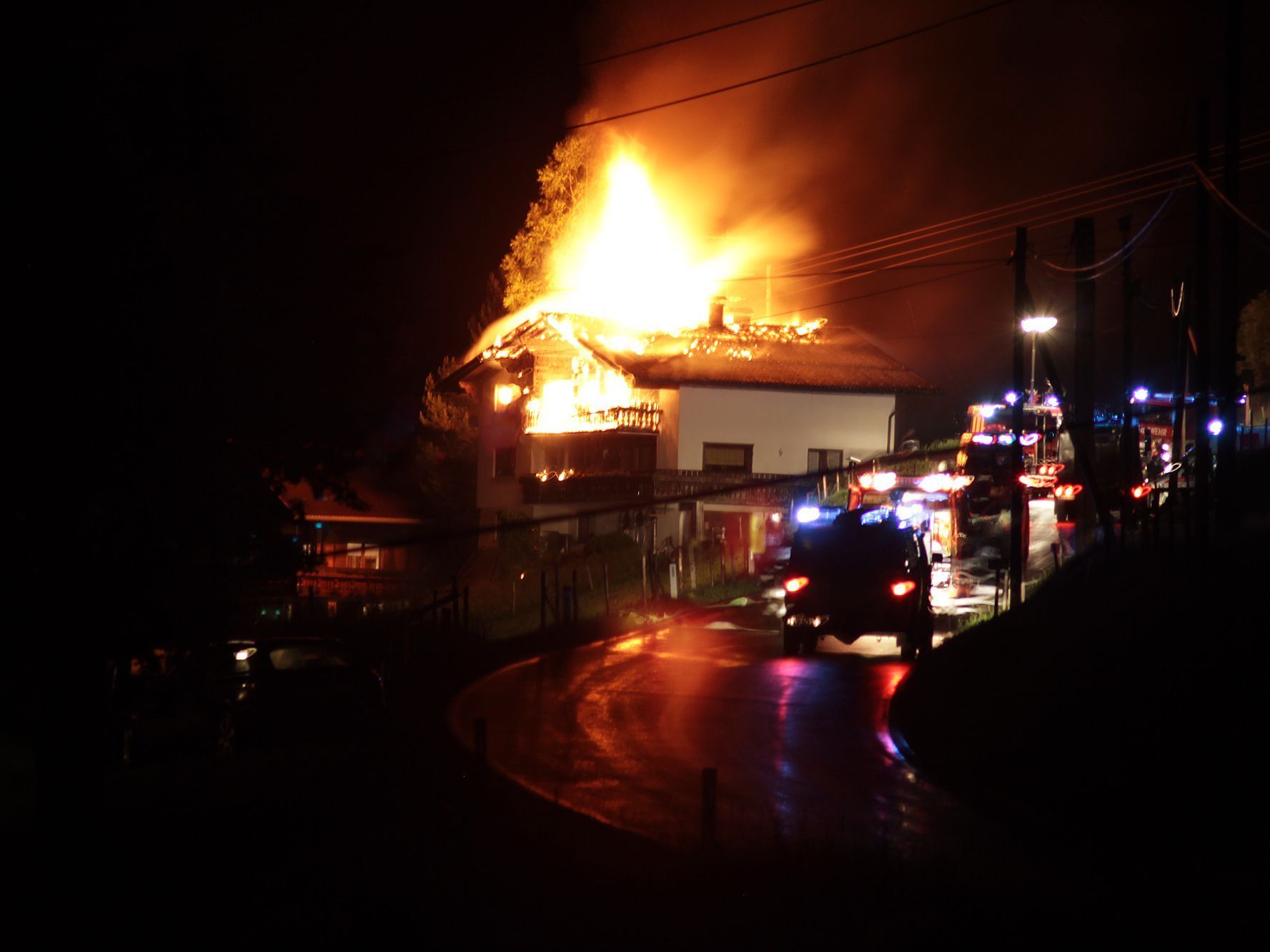 Großbrand in Hittisau: Feuerwehr war mit 100 Mann vor Ort. Großbrand in Hittisau: Feuerwehr war mit 100 Mann vor Ort.