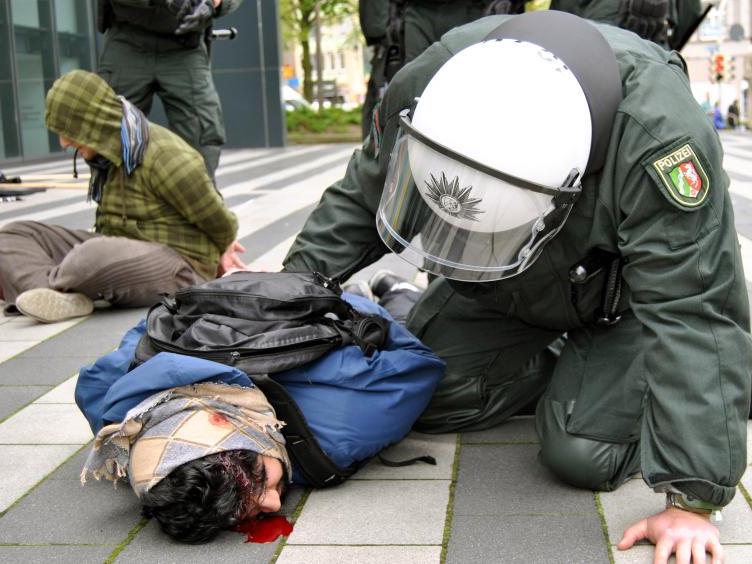 Die Vereinigung des Wiener Islamisten wird am 1. Mai von der Polizei - hier in Tübingen - aufgelöst