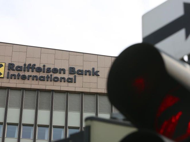 Die US-Ratingagentur Moody's hat eine Neubewertung österreichischer Banken vorgenommen und die Ratings der drei größten Banken, darunter auch die RBI, herabgesetzt. Die US-Ratingagentur Moody's hat eine Neubewertung österreichischer Banken vorgenommen und die Ratings der drei größten Banken, darunter auch die RBI, herabgesetzt.