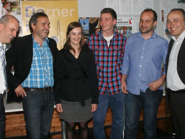 Dir. Kappaurer (l.) und Mag. Umlauft (r.) im Gespräch mit Josef Schneider (Gemeinde Bezau) und Marlene Berbig sowie Marcel Meusburger und Reinhard Troy (Brauerei Egg). Dir. Kappaurer (l.) und Mag. Umlauft (r.) im Gespräch mit Josef Schneider (Gemeinde Bezau) und Marlene Berbig sowie Marcel Meusburger und Reinhard Troy (Brauerei Egg).