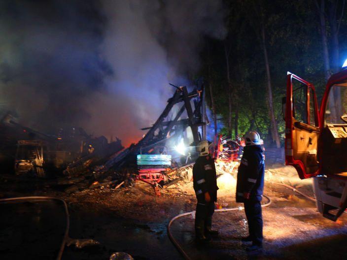 Ein Großbrand im Pötzleinsdorfer Schlosspark hat eine Stallung verwüstet
