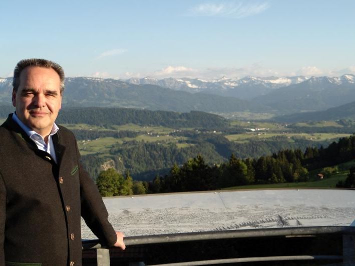 Tourismus-Obmann Helmut Blank nimmt das Mai-Ergebnis so wie seine Kollegen mit einem Schmunzeln zur Kenntnis. Tourismus-Obmann Helmut Blank nimmt das Mai-Ergebnis so wie seine Kollegen mit einem Schmunzeln zur Kenntnis.