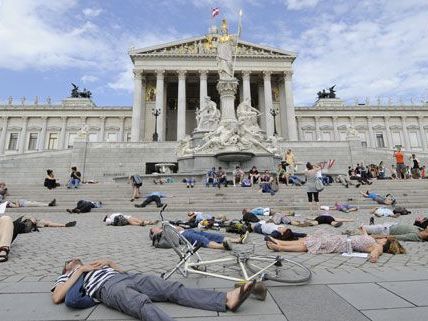 Der Flashmob der Künstler am Donnerstag war vergeblich, der Initiativantrag wurde angenommen. Der Flashmob der Künstler am Donnerstag war vergeblich, der Initiativantrag wurde angenommen.