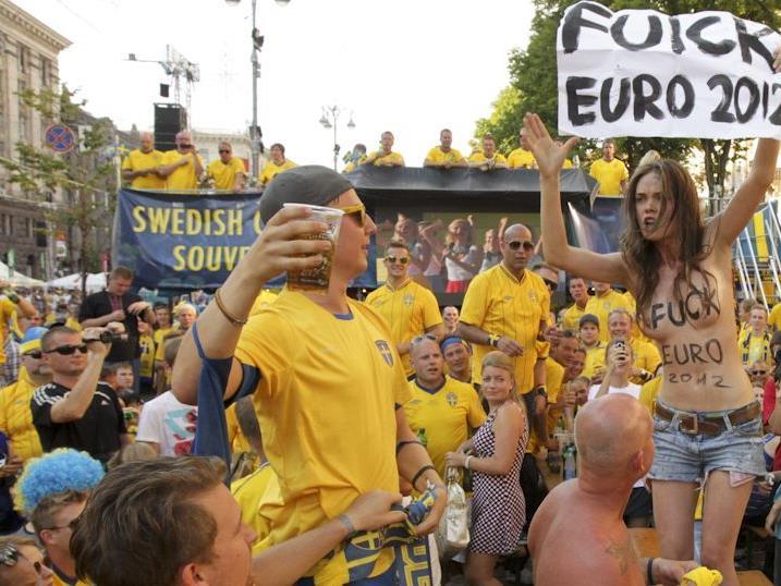 Nackter Protest von Femen gegen die Euro 2012 in Kiew.