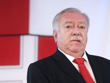 Bürgermeister Häupl findet es wichtiger, die Gespräche mit der Opposition zum Parkpickerl abzuwarten, als den Termin einzuhalten. Bürgermeister Häupl findet es wichtiger, die Gespräche mit der Opposition zum Parkpickerl abzuwarten, als den Termin einzuhalten.