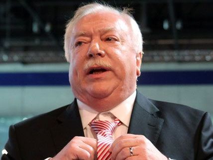 Am Dienstag wies Michael Häupl darauf hin, dass auch mit ausreichend vielen Unterschriften der Opposition eine Volksabstimmung zum Parkpickerl eigentlich nicht möglich sei. Am Dienstag wies Michael Häupl darauf hin, dass auch mit ausreichend vielen Unterschriften der Opposition eine Volksabstimmung zum Parkpickerl eigentlich nicht möglich sei.