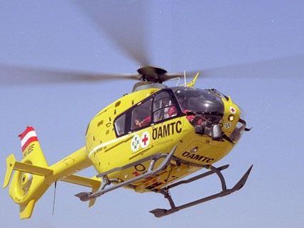 Mit einem ÖAMTC-Hubschrauber musste das Unfallopfer von der A23 abgeholt werden Mit einem ÖAMTC-Hubschrauber musste das Unfallopfer von der A23 abgeholt werden