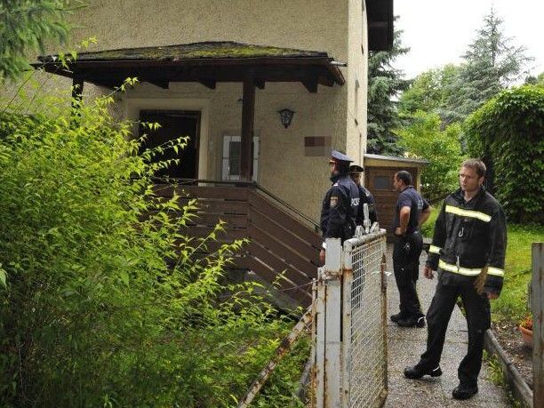 Polizei vor dem Haus in Höttingen, in dem die Leiche einer 87-jährigen Frau gefunden wurde. Polizei vor dem Haus in Höttingen, in dem die Leiche einer 87-jährigen Frau gefunden wurde.