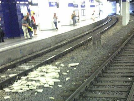 Leserreporter Thomas S. entdeckte am Bahnhof Wien-Landstraße Trümmer auf den Schienen.
