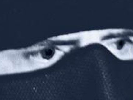Maskiert und mit einem aufgespannten Regenschirm vor dem Gesicht betrat der Täter die Tankstelle. Maskiert und mit einem aufgespannten Regenschirm vor dem Gesicht betrat der Täter die Tankstelle.
