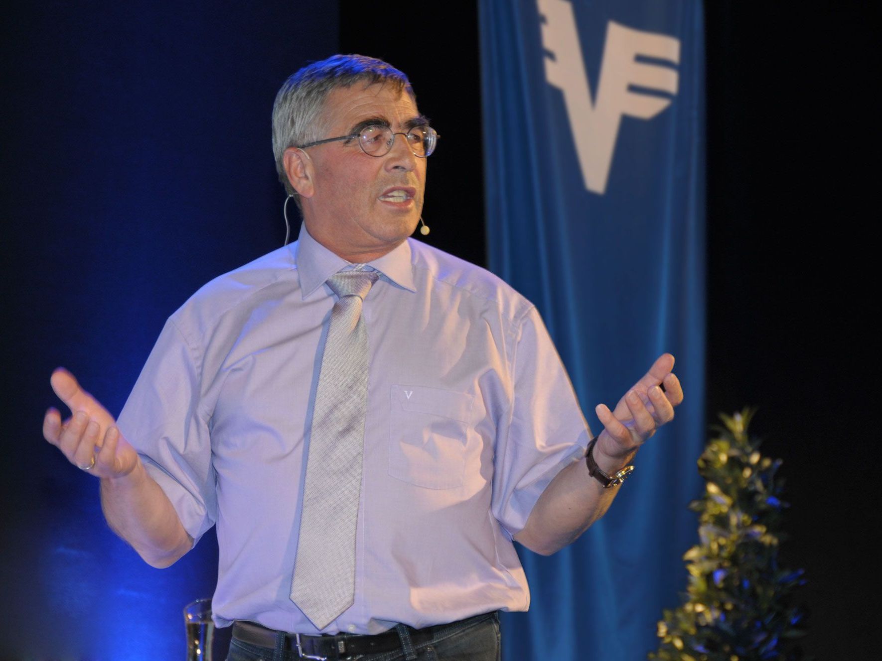 Universitätsprofessor Primarius Mag. DDr. Anton Wicker bei seinem Vortrag Universitätsprofessor Primarius Mag. DDr. Anton Wicker bei seinem Vortrag