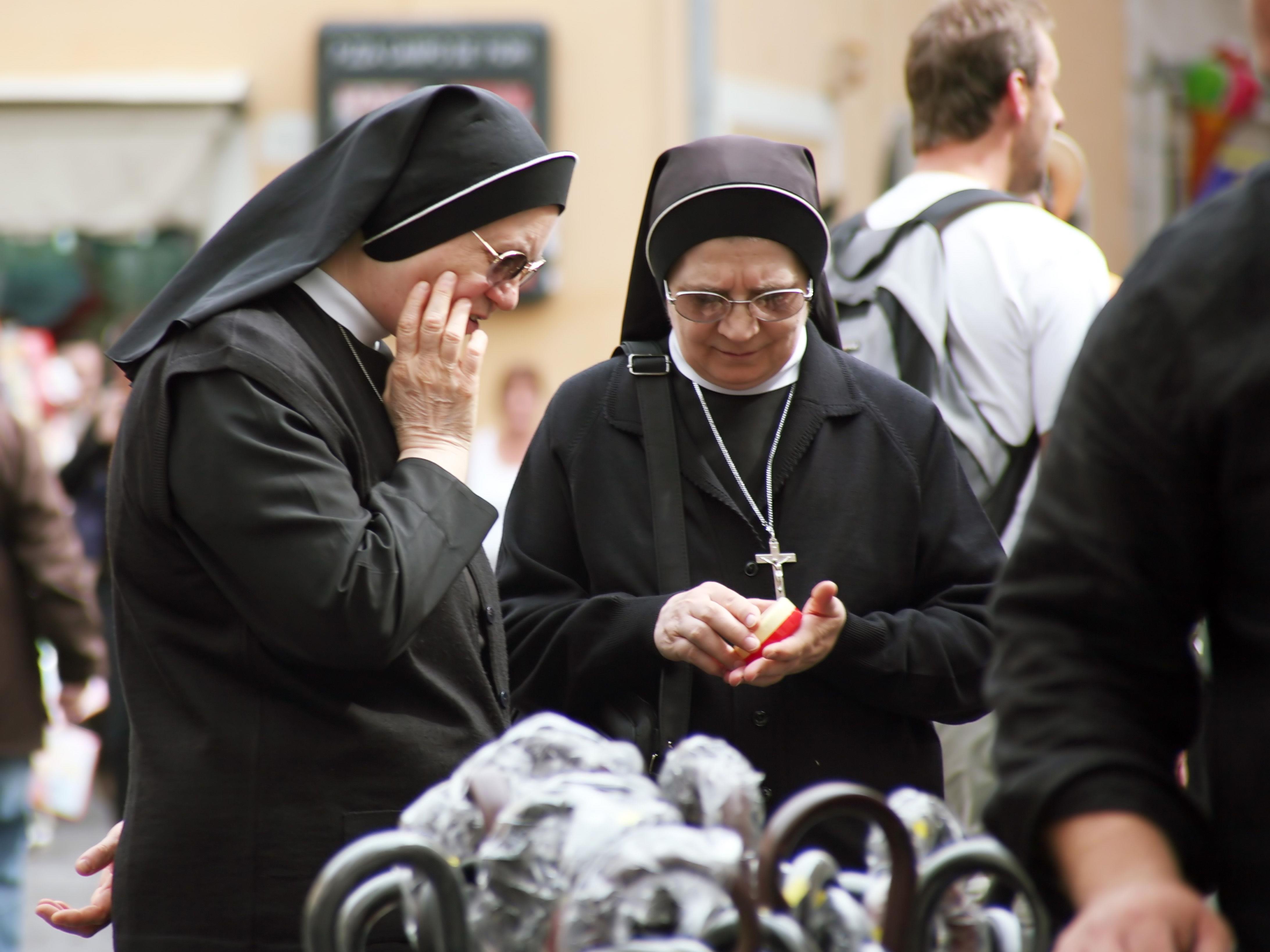 Eine Nonne wurde während der Zugfahrt von unbekannten Tätern bestohlen.