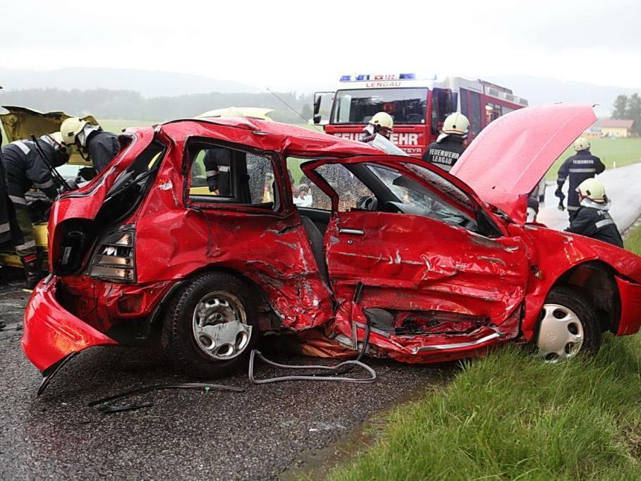 Bei einem Unfall in Lengau wurden zwei Menschen verletzt.