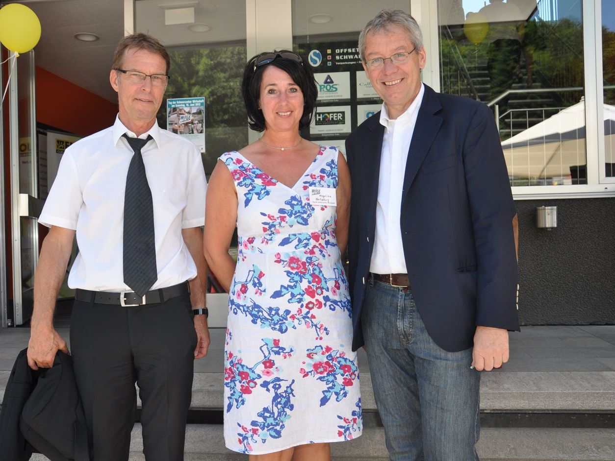 Bürgermeister Manfred Flatz mit Angelika Fertschnig (Call Consult) und LSH Karlheinz Rüdisser. Bürgermeister Manfred Flatz mit Angelika Fertschnig (Call Consult) und LSH Karlheinz Rüdisser.
