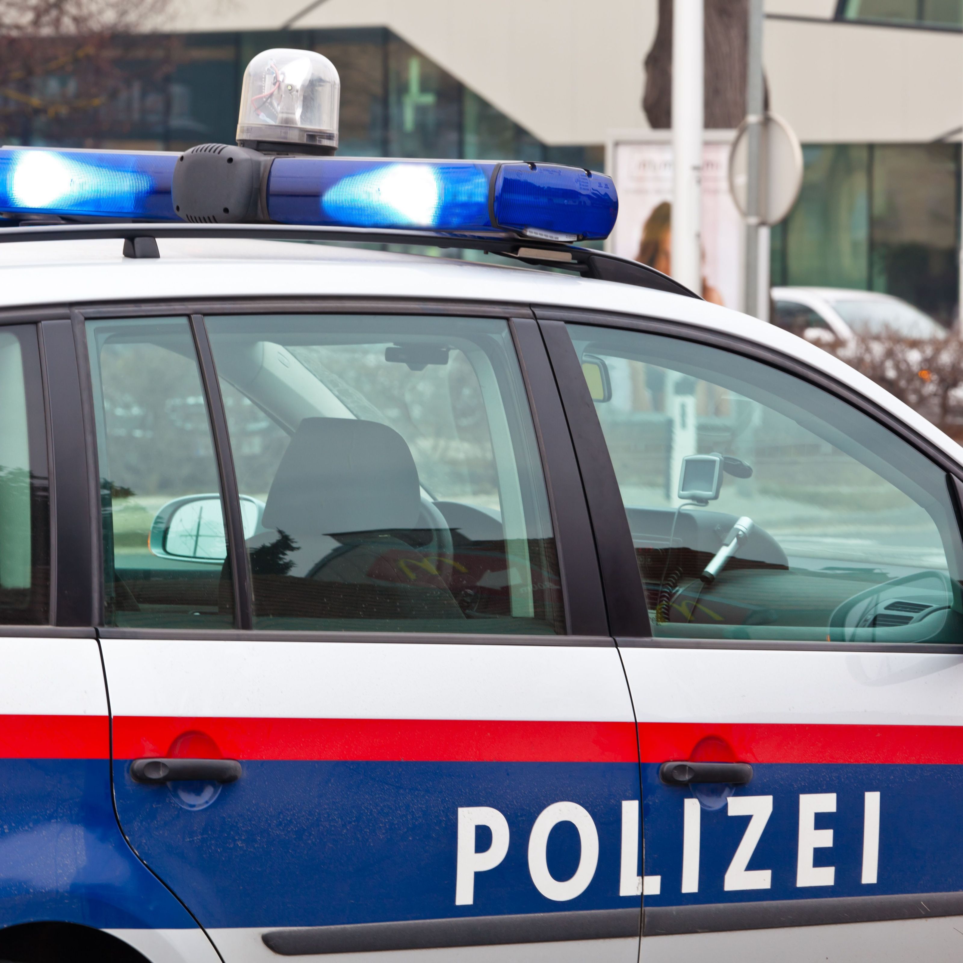 13-Jährige mit Moped unterwegs. 13-Jährige mit Moped unterwegs.