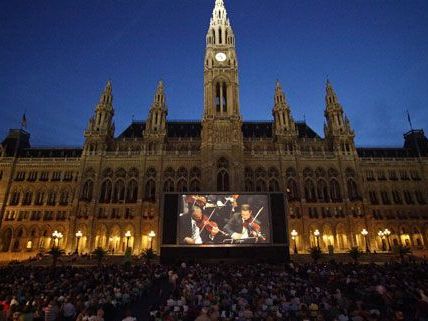Am Rathausplatz lockt wieder die große Leinwand zum Film- und Musikvergnügen. Am Rathausplatz lockt wieder die große Leinwand zum Film- und Musikvergnügen.
