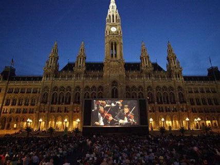 Am Rathausplatz lockt wieder die große Leinwand zum Film- und Musikvergnügen.