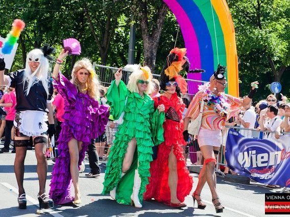 "Born This Way" war das Motto der Regenbogenparade 2012 in Wien.