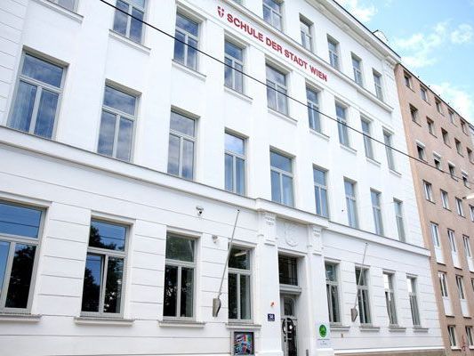 Die Augarten-Schule öffnet verschönerterweise ihre Pforten. Die Augarten-Schule öffnet verschönerterweise ihre Pforten.