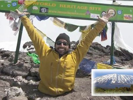 Spencer West hat den 5895 Meter hohen Kilimanjaro bezwungen. Spencer West hat den 5895 Meter hohen Kilimanjaro bezwungen.