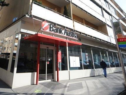 In dieser bank wollten die Räuber den Geldboten überfallen, dieser schoss jedoch auf sie.