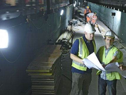 Die letzten Vorbereitungen für die Modernisierungsarbeiten der U1 laufen bereits, jetzt soll es noch mehr Informationsmöglichkeiten für Fahrgäste geben. Die letzten Vorbereitungen für die Modernisierungsarbeiten der U1 laufen bereits, jetzt soll es noch mehr Informationsmöglichkeiten für Fahrgäste geben.