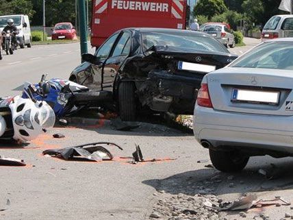Warum der Lenker am Dienstag von der Fahrbahn abkam und in die parkenden Autos raste, ist noch nicht geklärt. Warum der Lenker am Dienstag von der Fahrbahn abkam und in die parkenden Autos raste, ist noch nicht geklärt.