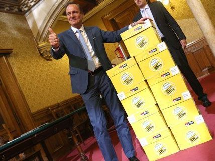 Am Dienstag überreichte die ÖVP die Unterschriften, die sie gegen das Parkpickerl gesammelt hat. Am Dienstag überreichte die ÖVP die Unterschriften, die sie gegen das Parkpickerl gesammelt hat.