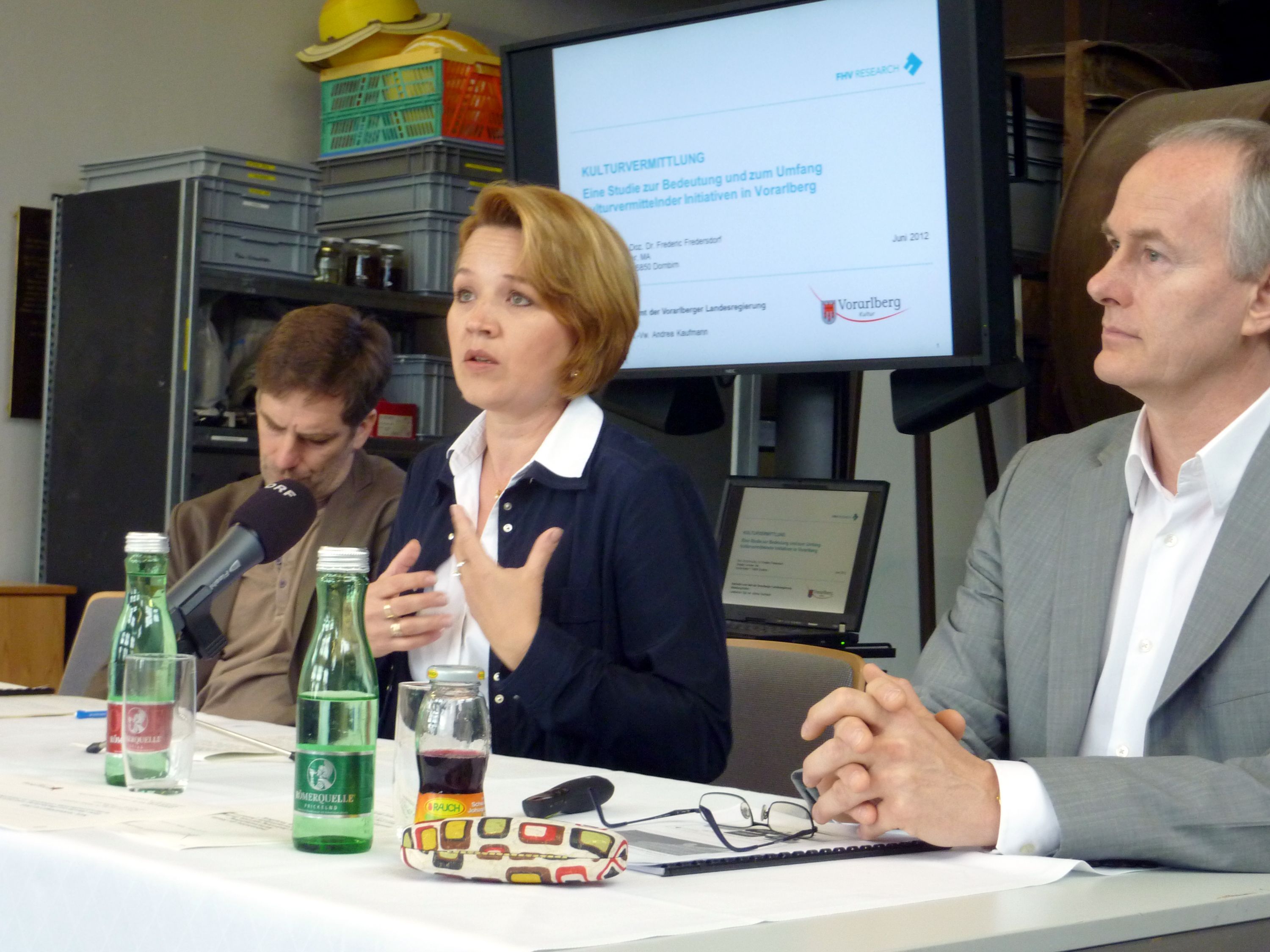 Kulturvermittlung in Vorarlberg soll ausgebaut werden – v.l.: Kunstvermittler Winfried Nußbaummüller, LR Andrea Kaufmann und Studienautor Prof. Frederic Fredersdorf Kulturvermittlung in Vorarlberg soll ausgebaut werden – v.l.: Kunstvermittler Winfried Nußbaummüller, LR Andrea Kaufmann und Studienautor Prof. Frederic Fredersdorf